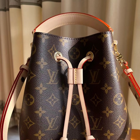 Louis Vuitton Néonoé BB - Picture 2 of 11